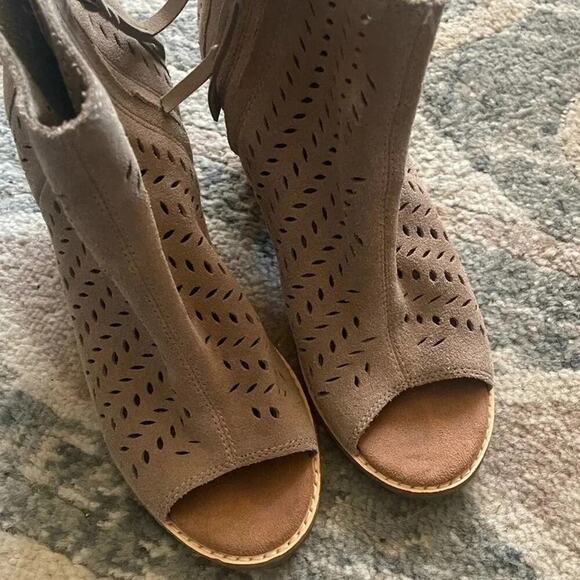 TOMS Women’s Majorca Peep Toe Stucco Suede Perforated Booties Size 6.5 - Picture 5 of 8
